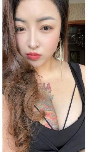 纹身大奶美少妇