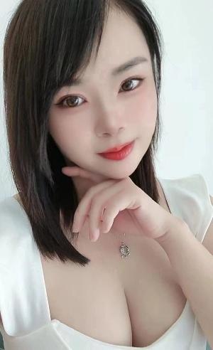 小店短发制服美女