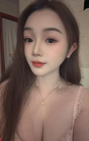 湖里长腿足交小甜心