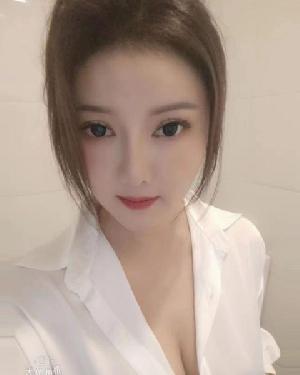 性感翘臀大奶妹萱萱