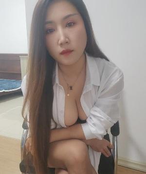 梅花园长发少妇