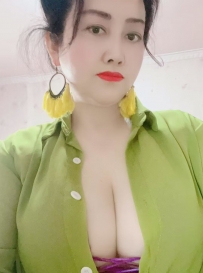 大屁股大奶骚妇