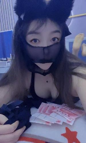胸大臀圆美少妇