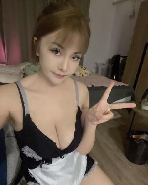 白嫩美乳小少妇