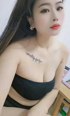 前凸后翘小骚妹