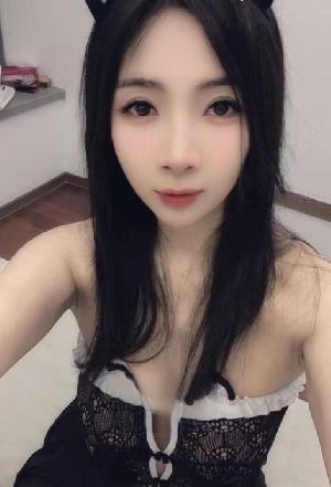 年纪不大丰满小姐姐