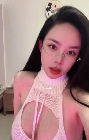 天河大胸内衣模特卡丽
