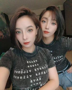 双胞胎姐妹
