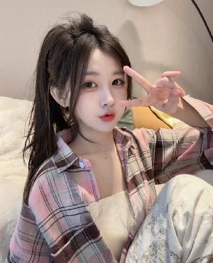 清纯白虎小妹芯芯刚下水