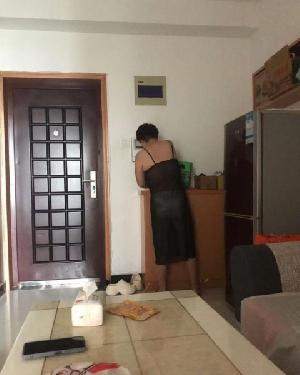 经常晒网的少妇