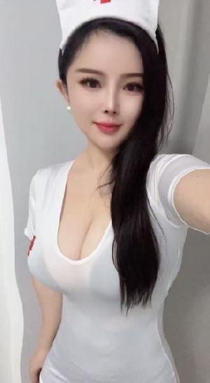 耐心的大胸妹子