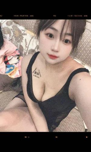 上城前凸后翘小骚货