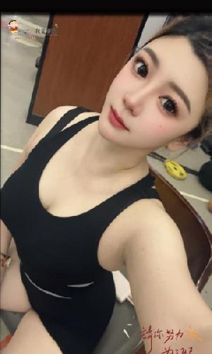 D奶健身小妮子