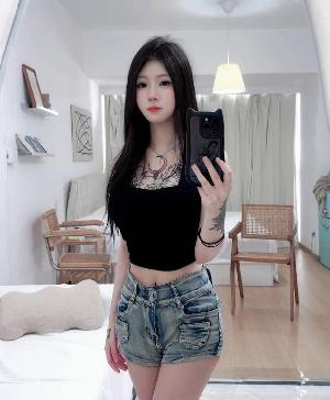 龙华纹身大奶靓妹