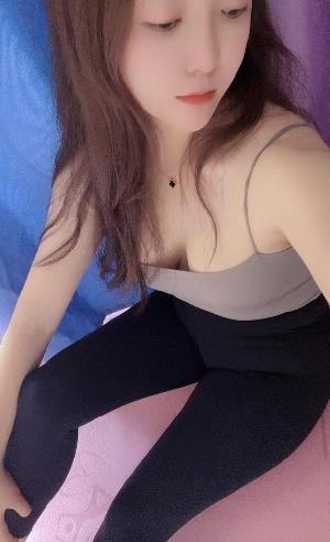红色包臀裙小野猫