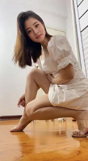 妹儿肤白貌美气质佳