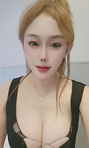 返食肤白貌美大胸妹