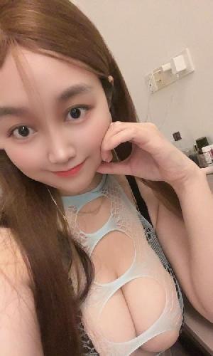 美胸巨乳允儿
