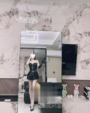 制服美女皮鞭调情