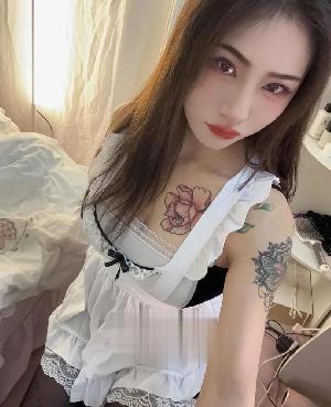 制服纹身小姐姐