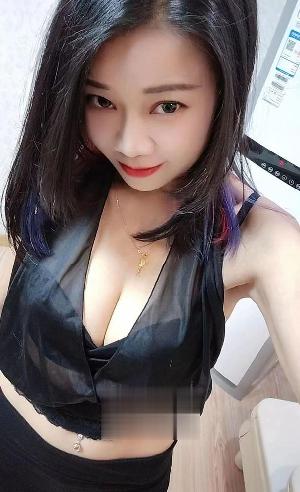 云龙居家兼职美乳少妇
