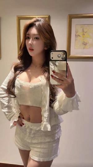 长相非常哇塞的嫩妹