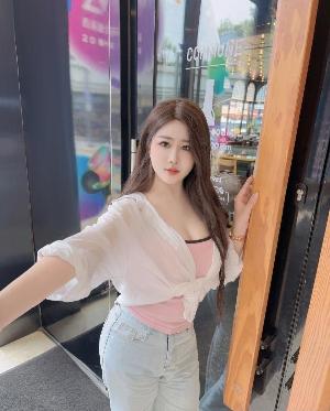 大胸丰臀少妇能深喉