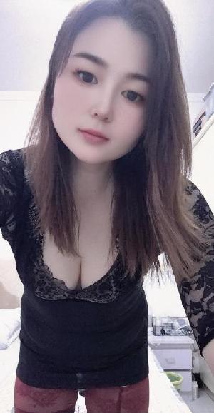 金水舌吻性感小少妇