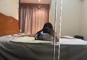潮喷一字马少妇