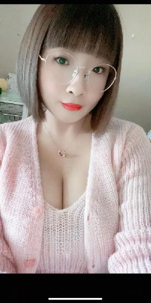 大胸眼镜妹小媳妇
