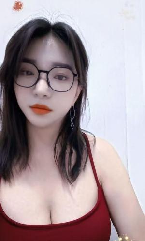 戴眼镜的大胸骚货