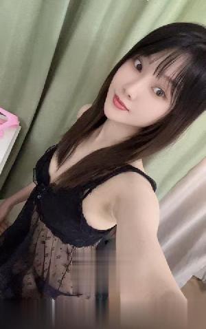 前凸后翘性感御姐