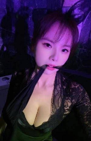 短发性感丰满妹妹