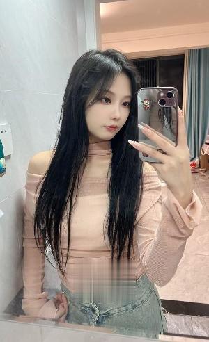 皮肤白身材苗条极品身材小姐姐