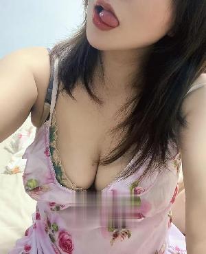 阿拉伯挤奶少妇