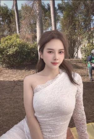 南门性感大奶小妹儿