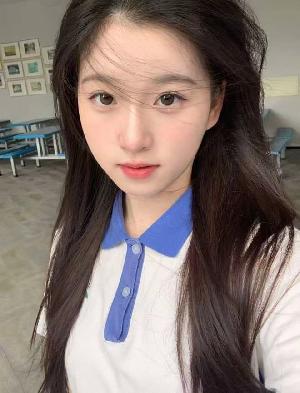年轻漂亮身材好女大学生