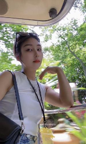 年轻苗条少妇