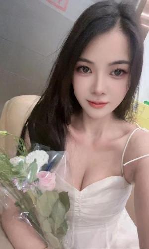 肤白蜜桃臀妹妹