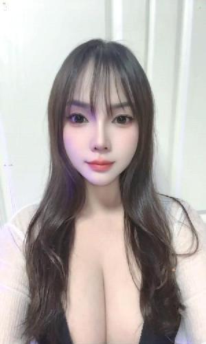 雁塔雪白大胸丽莎