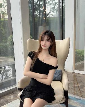皮肤白嫩邻家女友老师