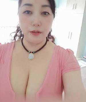 风骚泄火大胸熟女可以三p