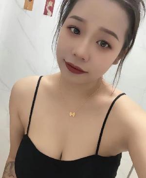 服务大胸吊带少妇