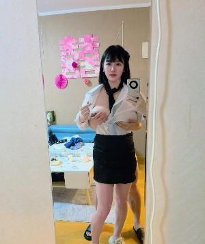 短发气质大胸少妇