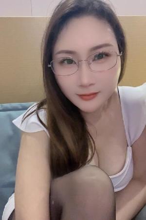 声音很甜美很健谈