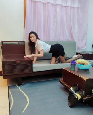 黑丝可舌吻芳芳