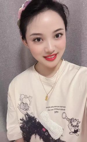 笑容甜美的小姐姐看着就舒服