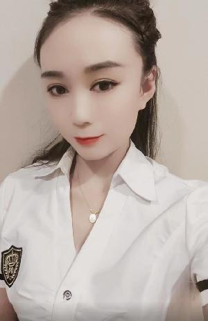 南稍门地铁站口抓龙筋妹妹