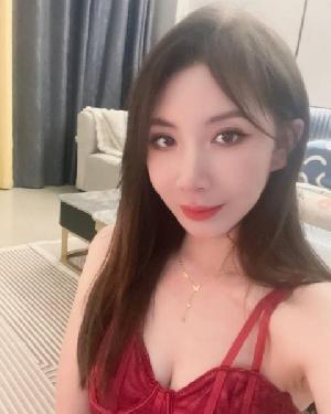 红衣裙艳儿少妇