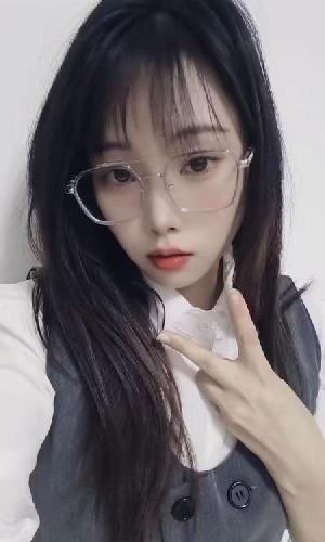 眼镜妹萌萌